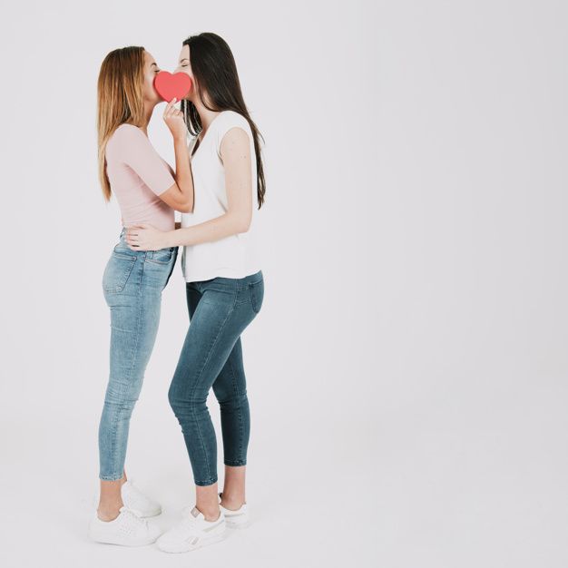 Free kissing lesbian picture