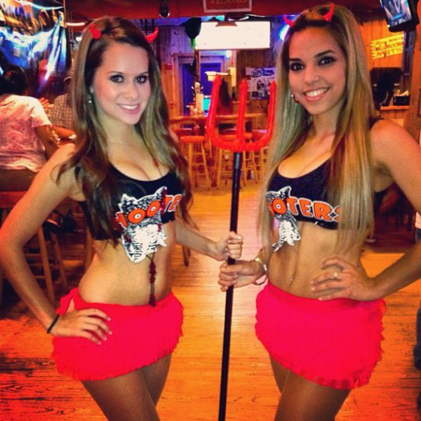 Free pictures of hooters girls