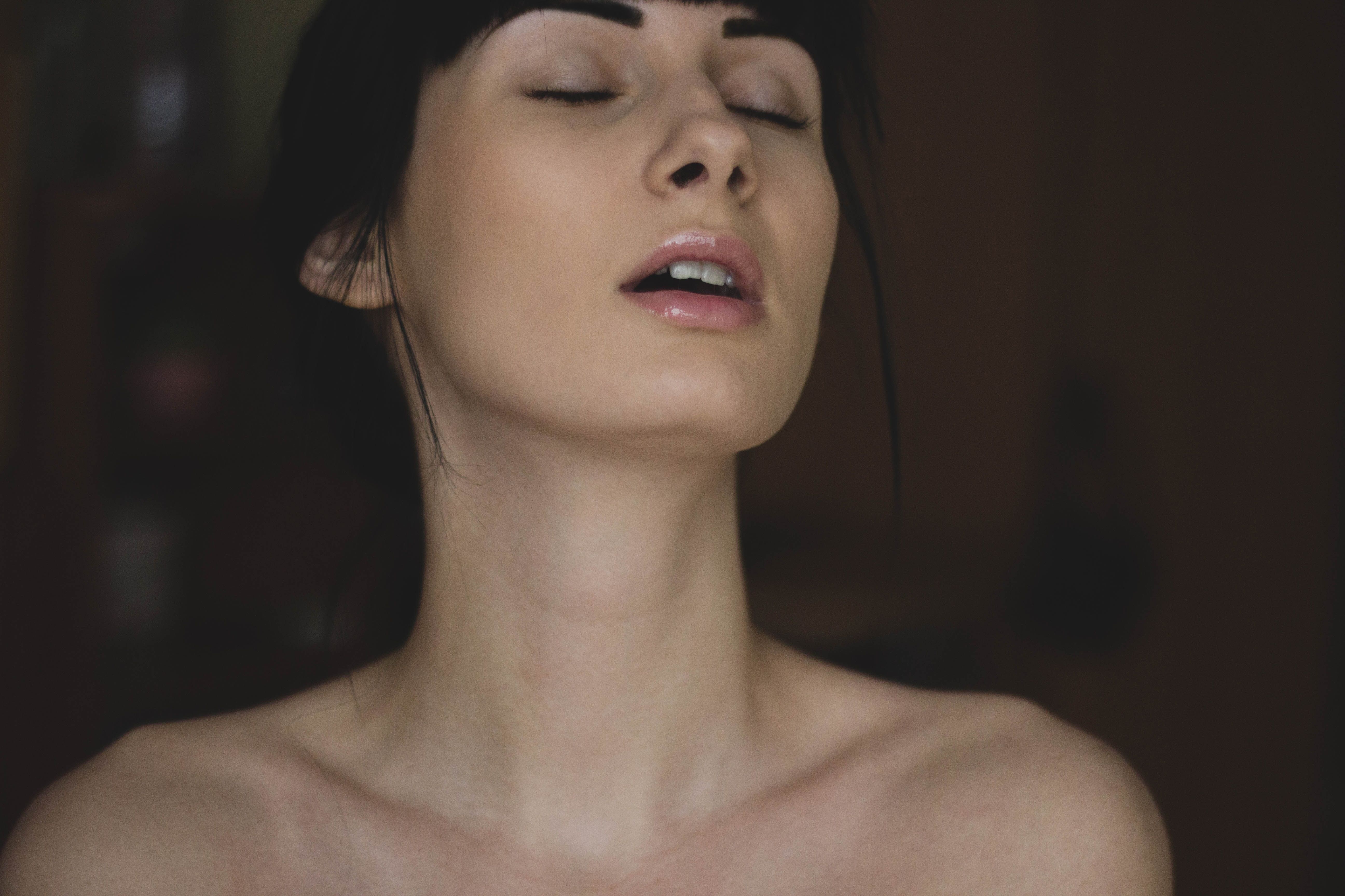 Nude lady oil massage