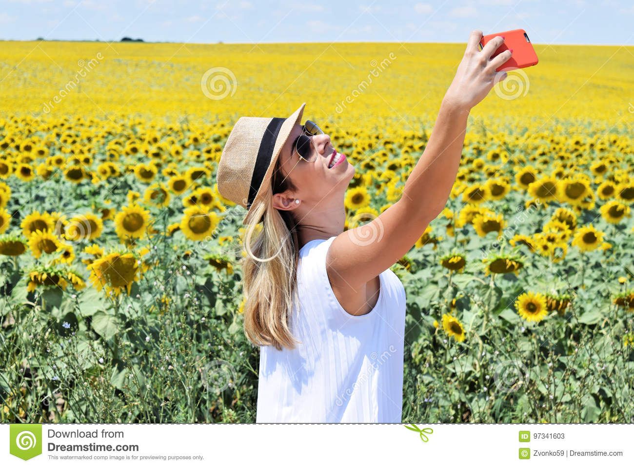 Pretty S. reccomend Selfie in the middle of a field